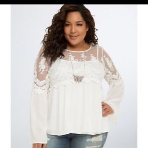 🌼White Embroidered Bell Sleeve Top🌼